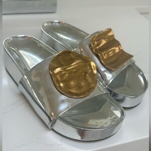 Tory Burch Patos Mismatched Hammered Slide Sandals in Argento/Gold 6.5